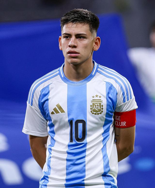 阿根廷选手在击剑比赛中勇夺金牌