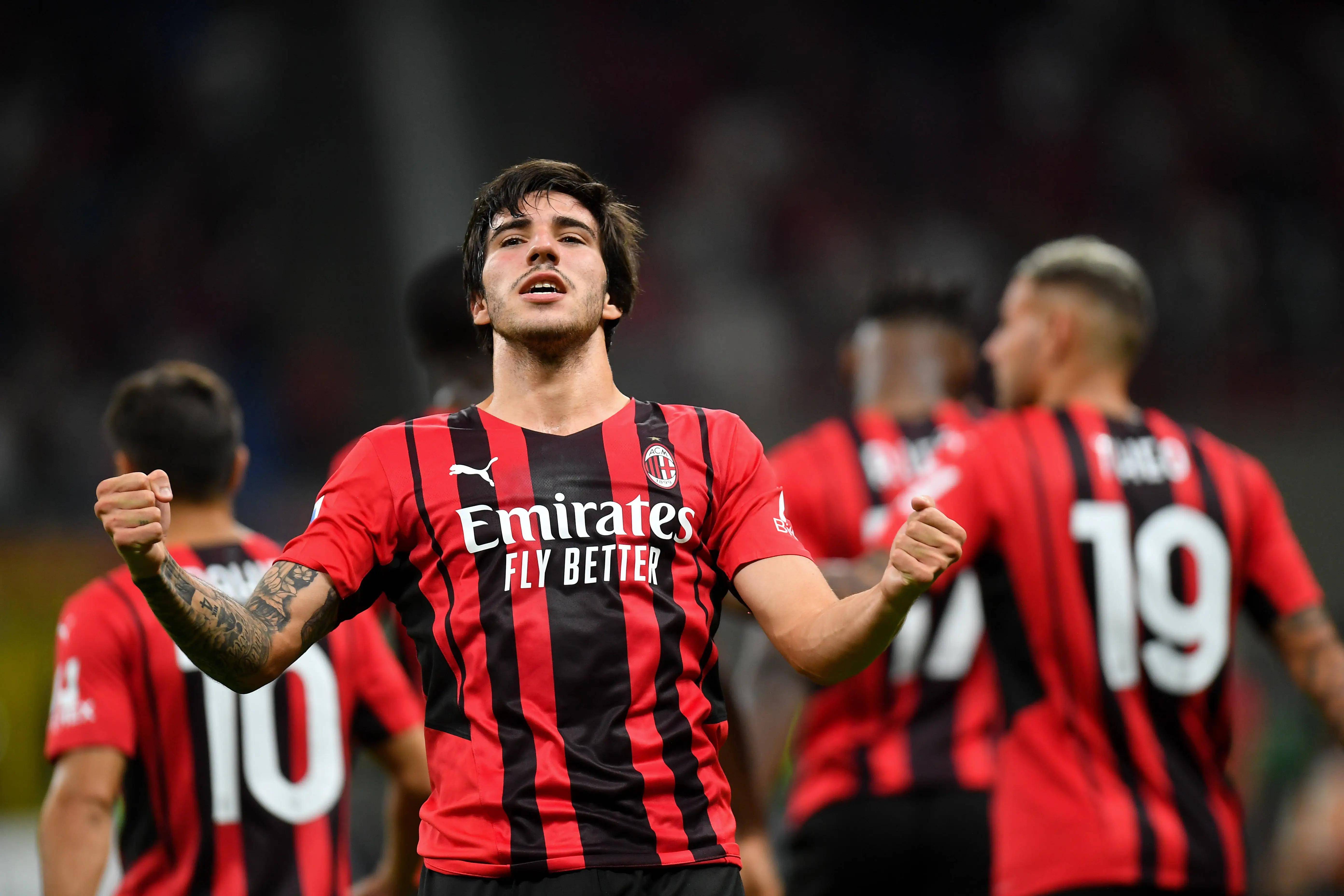 AC米兰压哨晋级,引发球迷狂欢 AC米兰压哨晋级,引发球迷狂欢