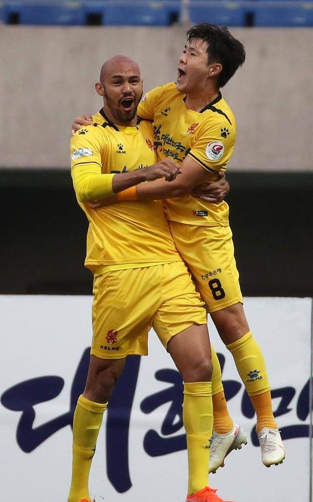 卡迪夫城主场表现不俗,球队士气高涨 卡迪夫城主场表现不俗,球队士气高涨