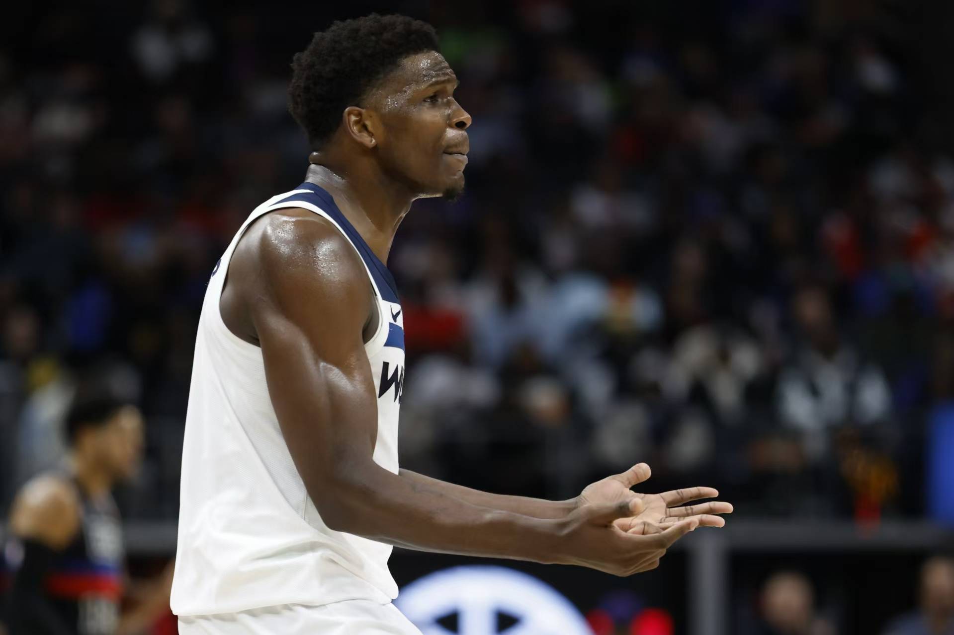 灰熊取得惊险胜利,莫兰特快攻制胜 灰熊取得惊险胜利,莫兰特快攻制胜