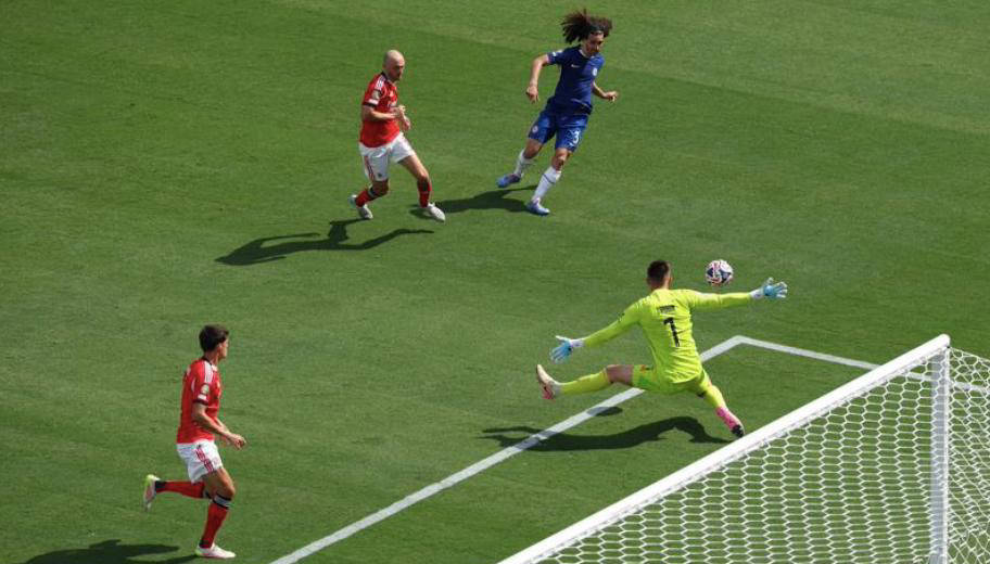 爆发在足球场上的激烈对抗,让人目不转睛 爆发在足球场上的激烈对抗,让人目不转睛