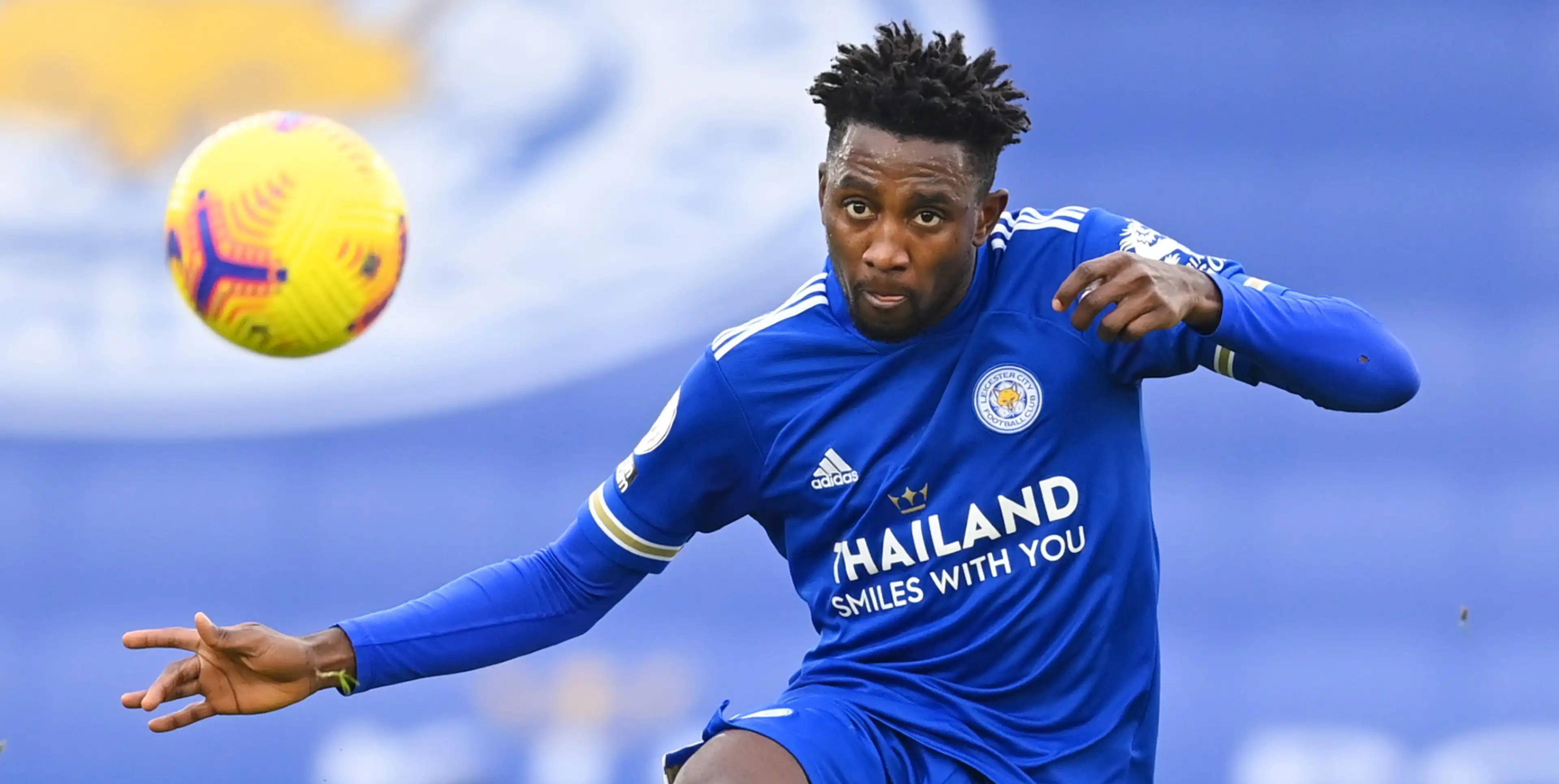 包含莱切斯特城客场大胜，逼近英超前四的词条