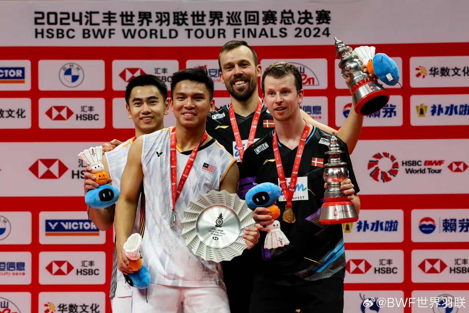 荷兰选手喜出望外,如愿摘取双料冠军 荷兰选手喜出望外,如愿摘取双料冠军