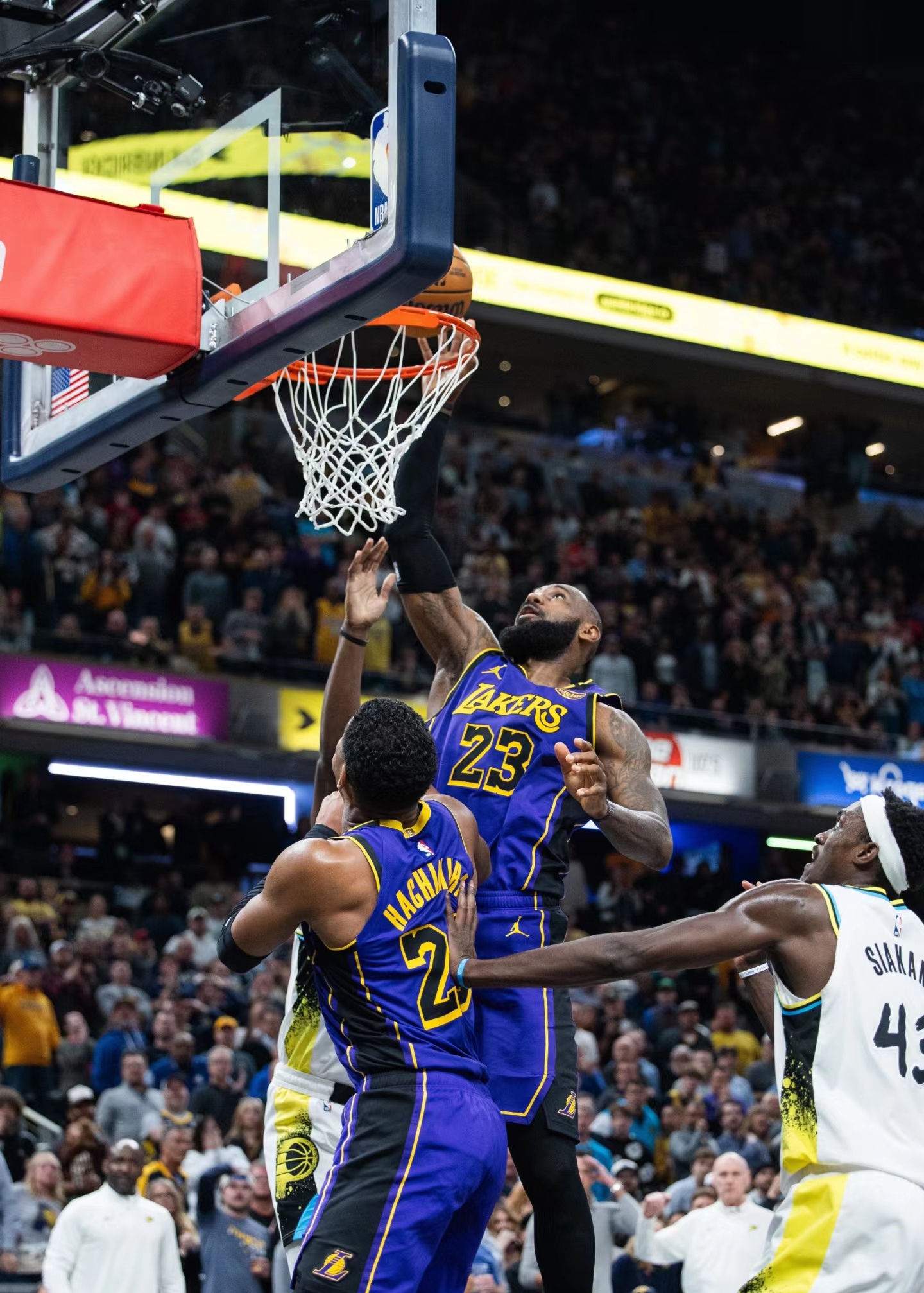 NBA球员在场上突破对手防线 NBA球员在场上突破对手防线