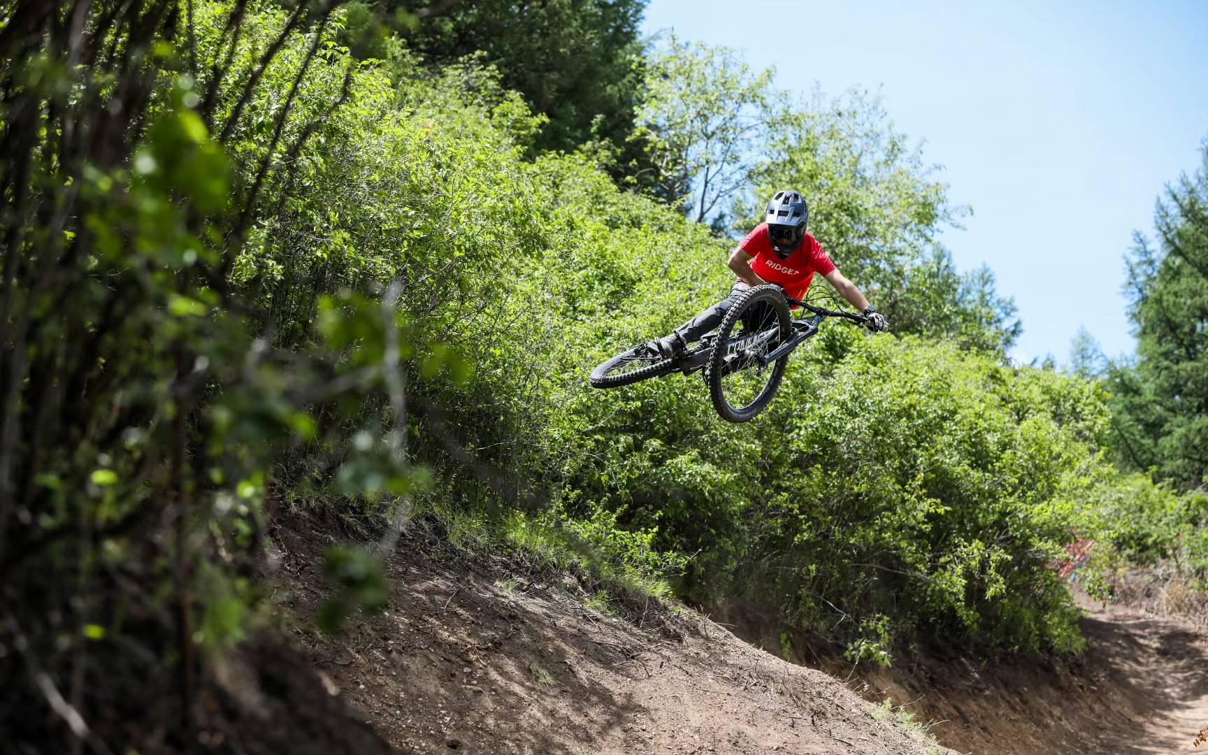 关于自行车赛道上，德国选手力压群雄夺冠的信息