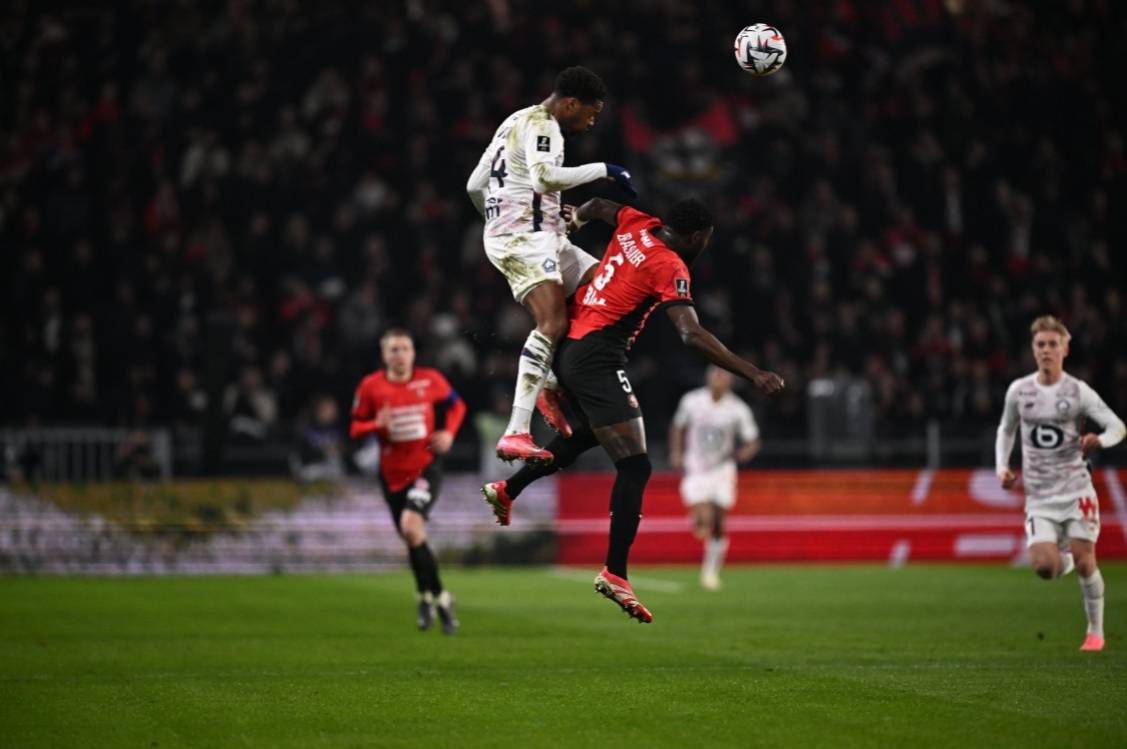 圣埃蒂安球员在法甲赛场上演进球狂欢