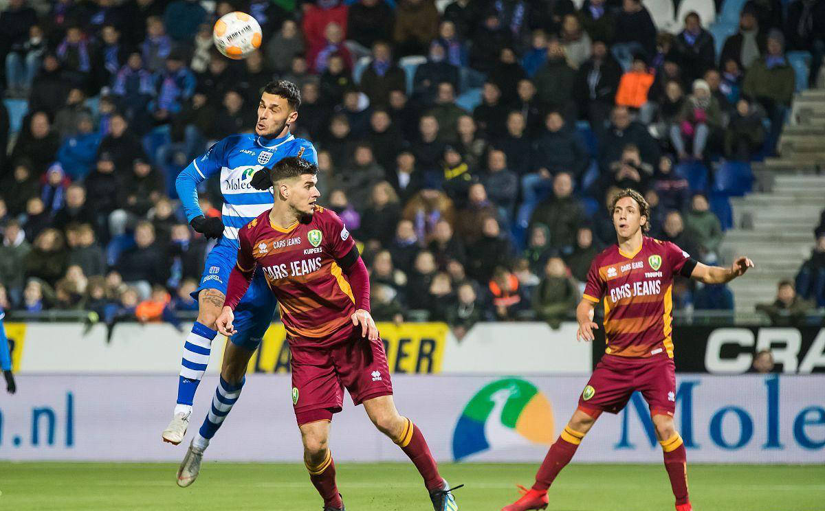 阿贾克斯队再战胜强硬对手,晋级比赛八强 阿贾克斯队再战胜强硬对手,晋级比赛八强