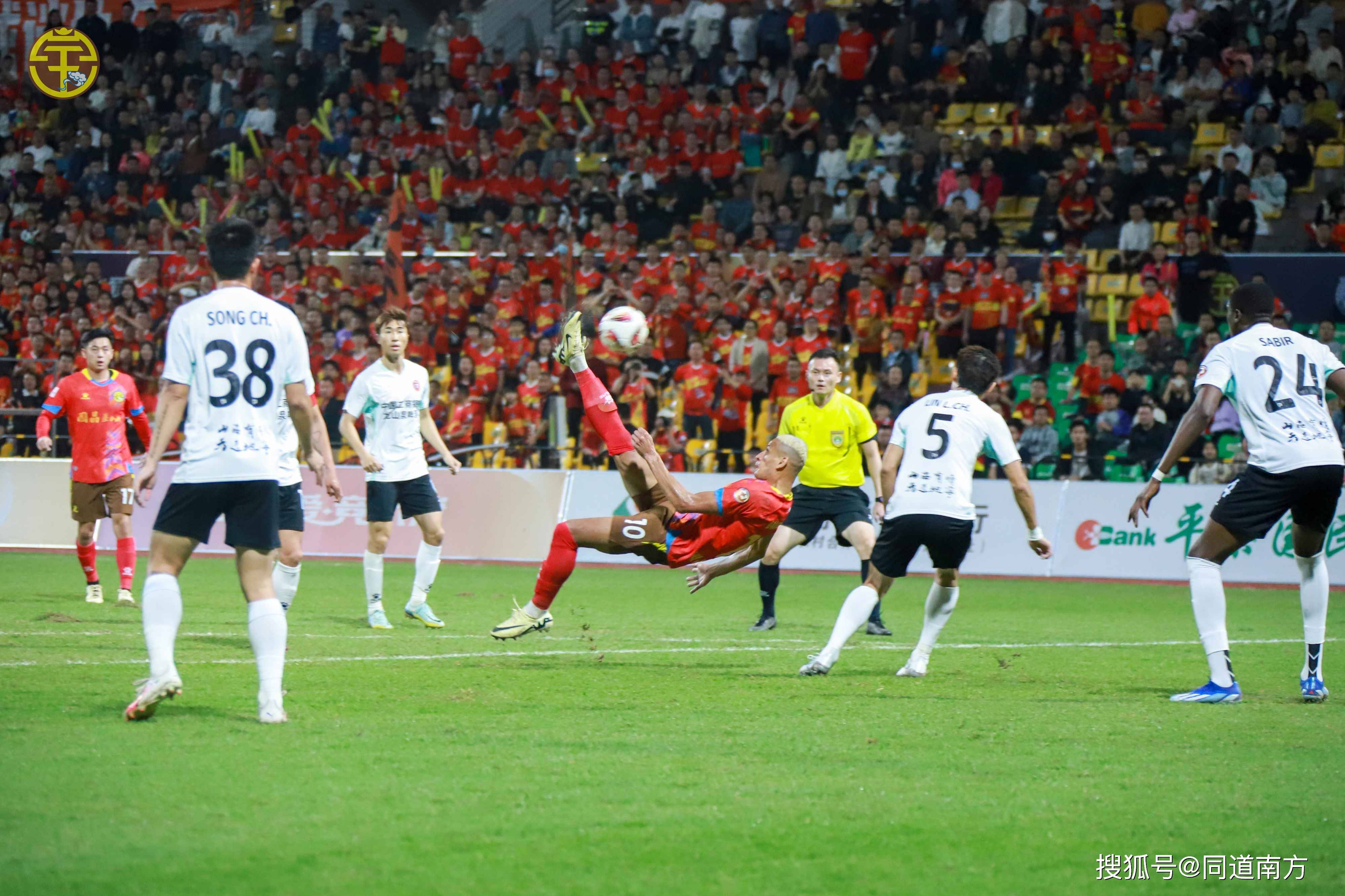 足球比赛赛场上情绪高涨,观众热情呐喊 足球比赛赛场上情绪高涨,观众热情呐喊