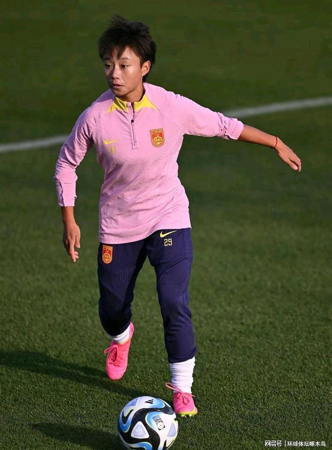 女子足球比赛，球员表现出色