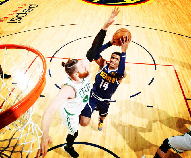 强强对话，场上比拼激烈，胜者将占据主动