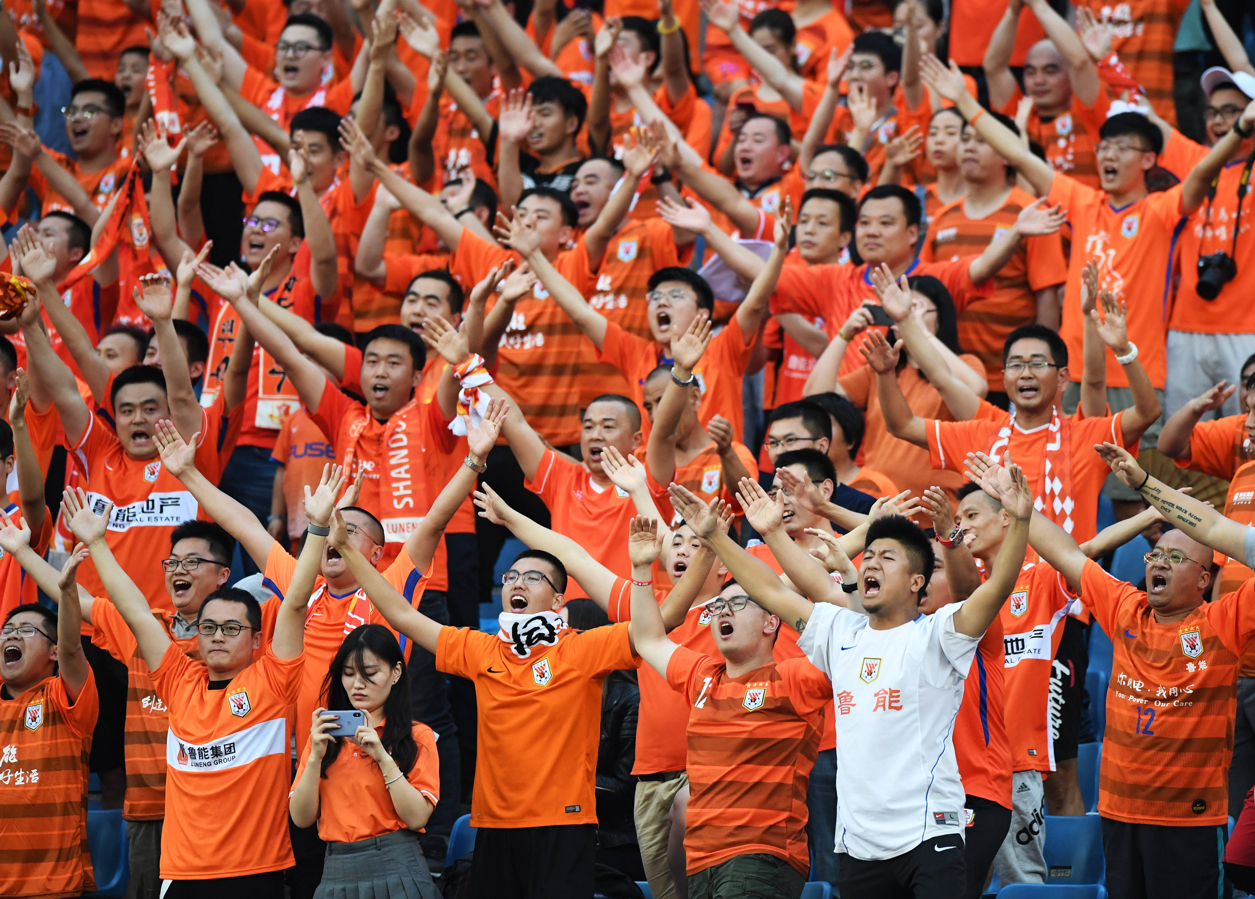 一场激烈的比赛引发了现场观众的热情 一场激烈的比赛引发了现场观众的热情