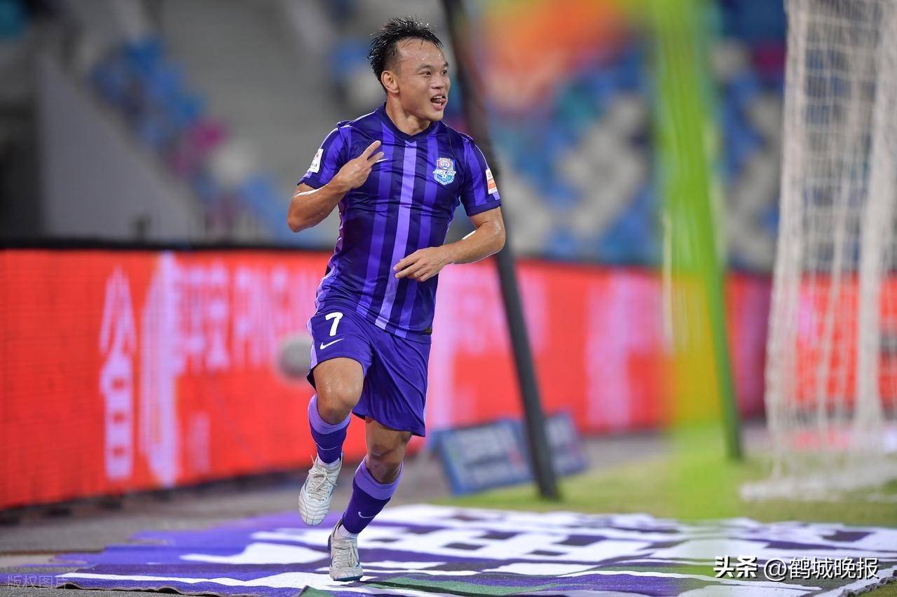 足球球员被指控侮辱对手，联赛组委会将调查此事