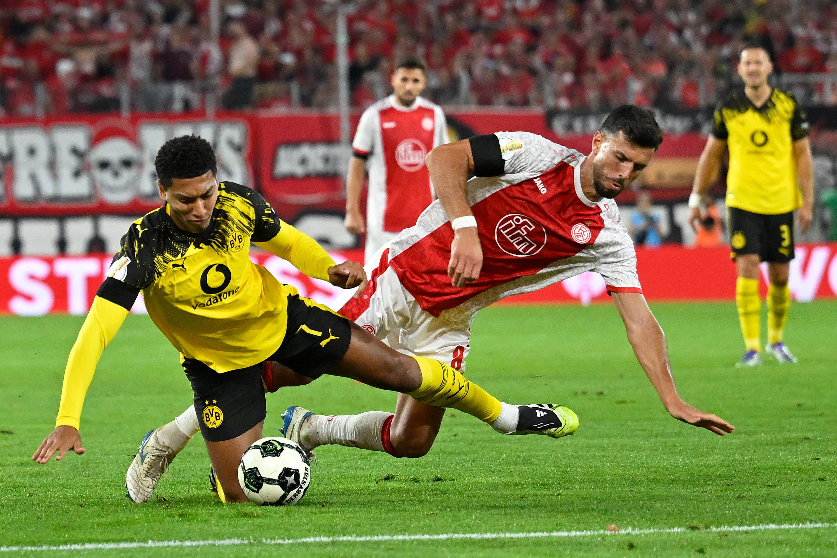 关于多特蒙德主场大胜,德国足球联赛再掀风暴的信息 关于多特蒙德主场大胜,德国足球联赛再掀风暴的信息