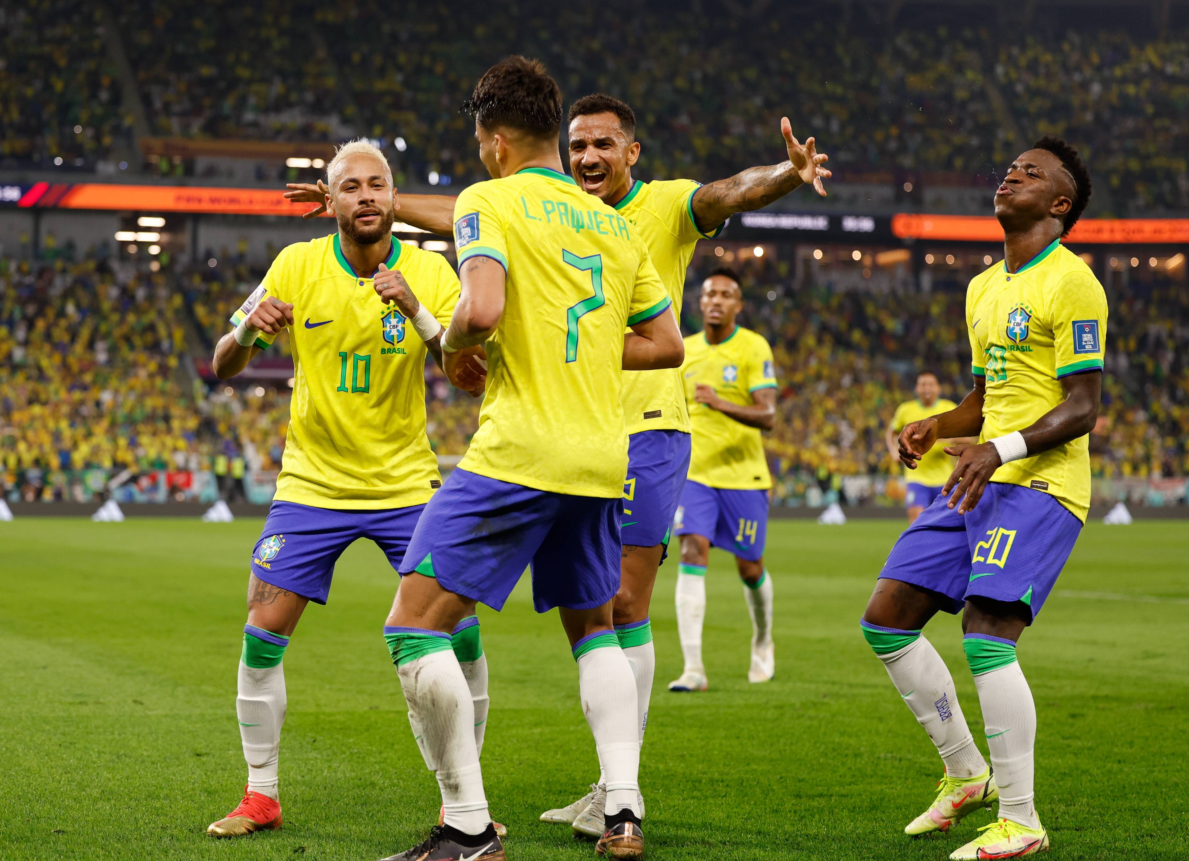 国际足球比赛场上球员战术展现精彩