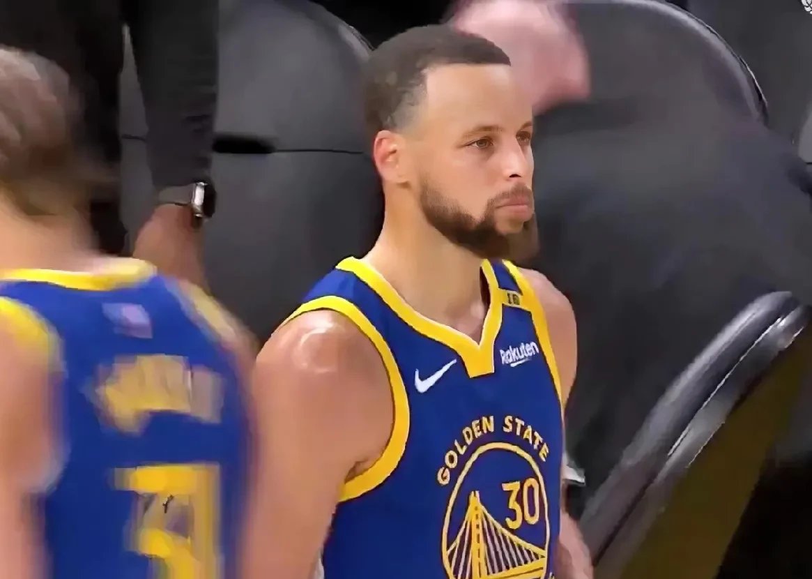 勇士大将再度受伤,季后赛前景堪忧 勇士大将再度受伤,季后赛前景堪忧