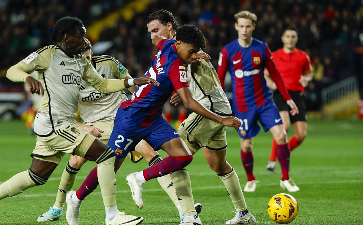 巴伦西亚客场告捷,逐渐稳定战绩 巴伦西亚客场告捷,逐渐稳定战绩