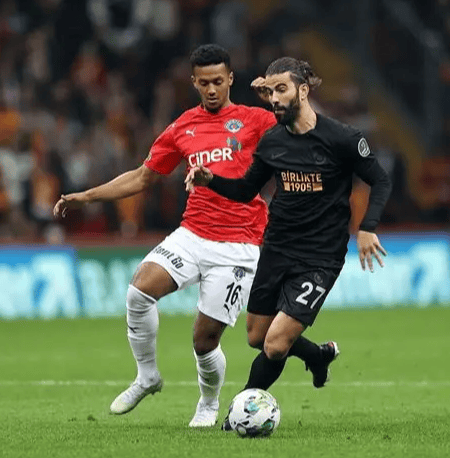 法兰克福球队补防不足,势必遇强对手 法兰克福球队补防不足,势必遇强对手