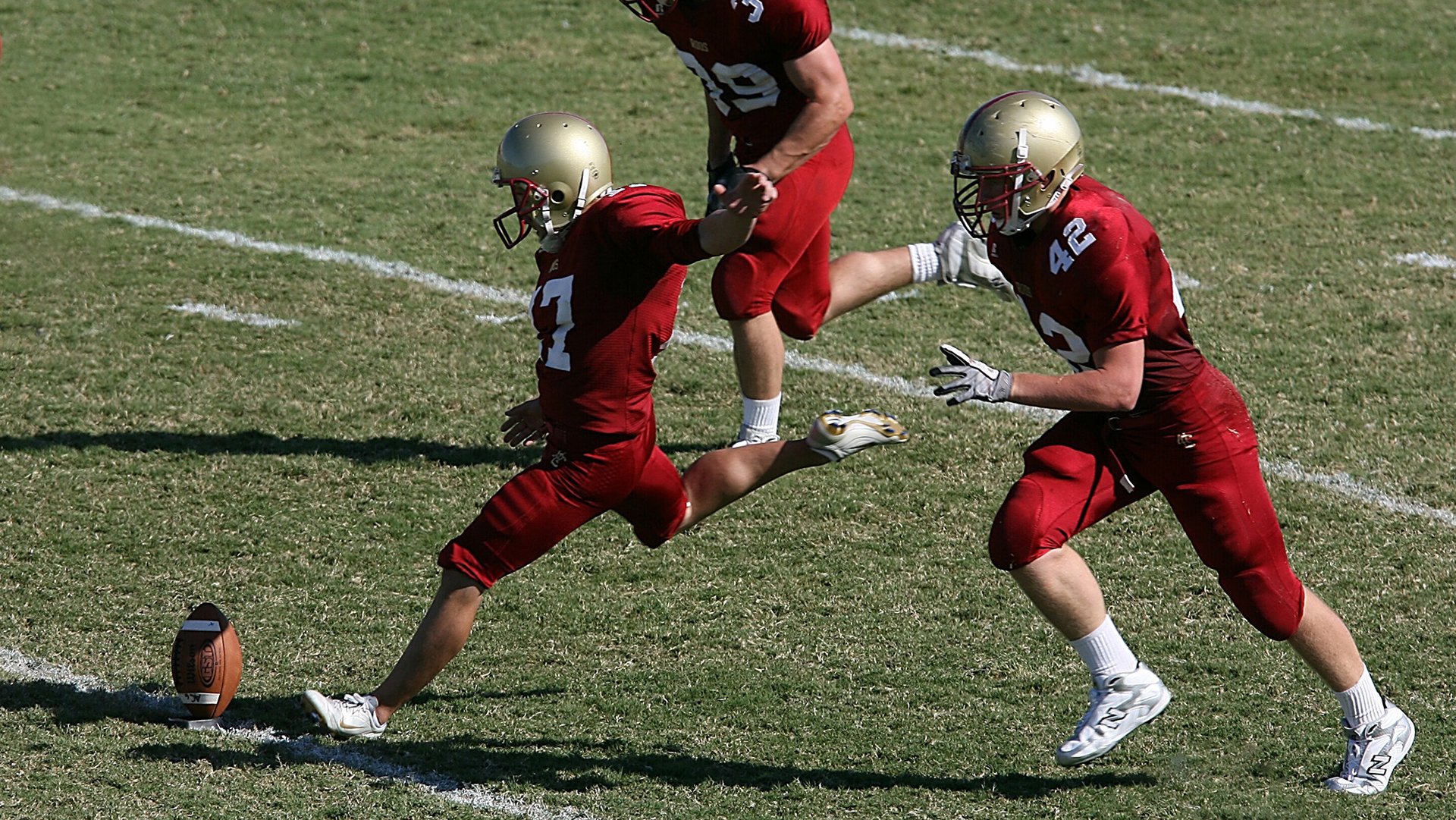 黄绿色旗帜飘扬尼斯,特奥·卡马拉以街头魔术为几内亚拿下历史性胜利