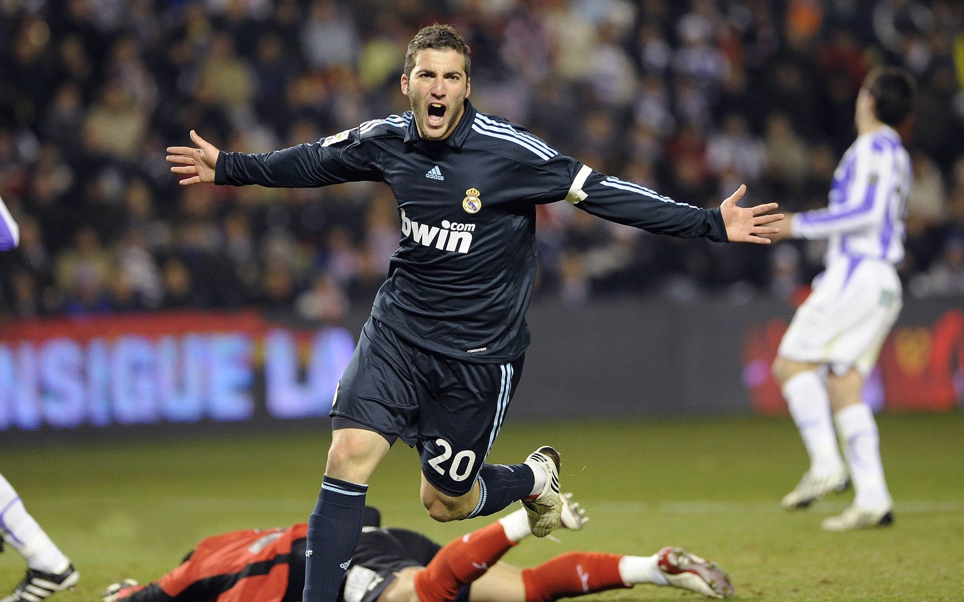 足球的两种剧本，同一种灵魂，当三笘薰与乌拉圭在终场哨前改写历史